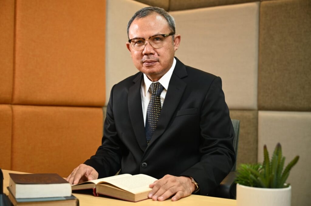 Prof.Dr.Nur Basuki Minarno, SH, M.Hum